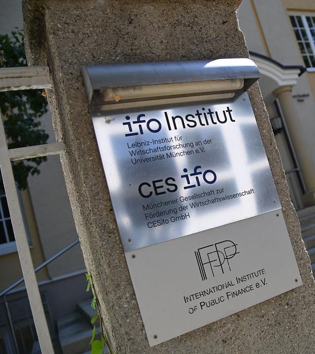 Schild vor dem ifo Institut in München.