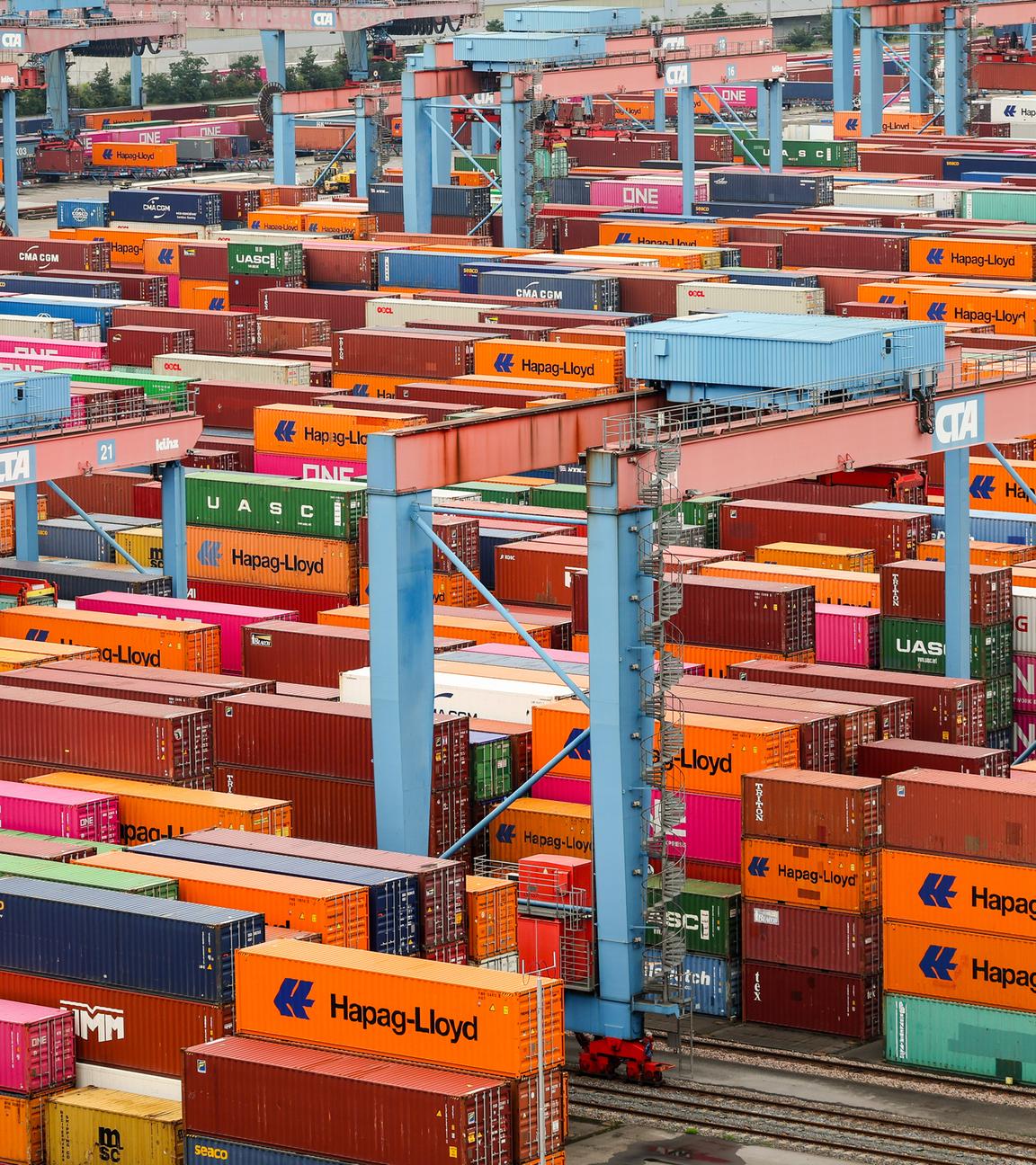 Hunderte aufeinander gestapelte Container