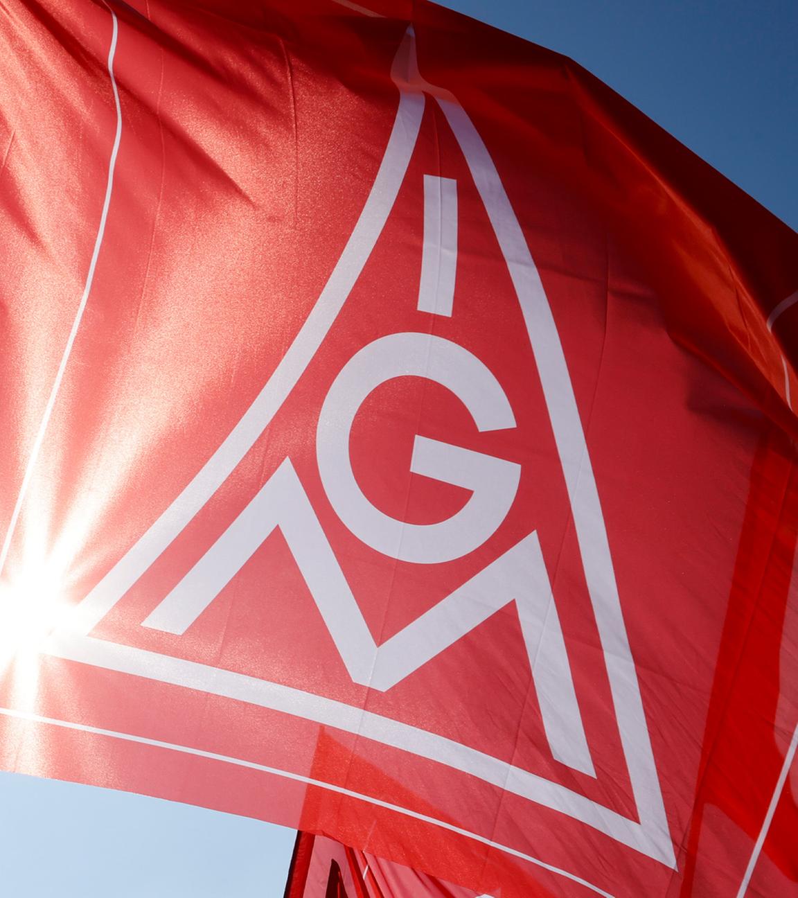Flagge der IG Metall Gewerkschaft weht im Wind. 