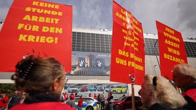 Auf einem Transparent bei einer Protestkundgebung im Rahmen des IG-Metall-Aktionstages in München am 21. September 2026 ist die Aufschrift „Keine einzige Stunde Arbeit für den Krieg“ zu lesen.