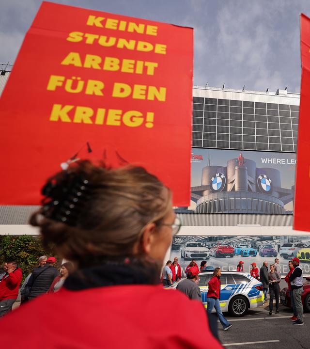 Auf einem Transparent bei einer Protestkundgebung im Rahmen des IG-Metall-Aktionstages in München am 21. September 2026 ist die Aufschrift „Keine einzige Stunde Arbeit für den Krieg“ zu lesen.