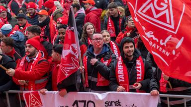 Mehrere tausend Mitarbeiter von Audi demonstrieren vor den Werkstoren des bayerischen Autoherstellers am 11.11.2024.