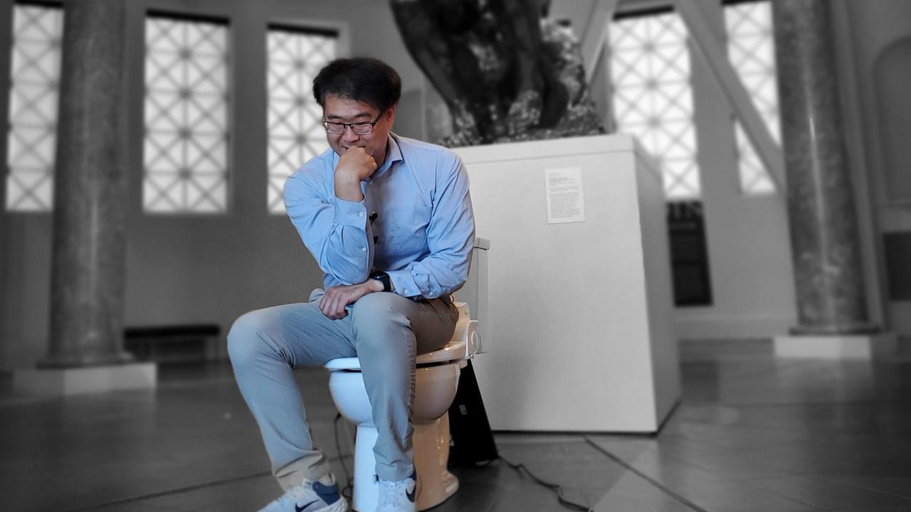 Die undatiertes, von IgNobel herausgegebene Aufnahme zeigt Seung-min Park, Ig-Nobelpreisträger für Gesundheit, und der Stanford-Toilette.