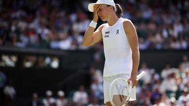 Die Polin Iga Swiatek reagiert während ihres Tennis-Matches gegen die Philippinerin Alexandra Eala in Wimbledon am 4. Juli 2026.