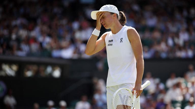 Die Polin Iga Swiatek reagiert während ihres Tennis-Matches gegen die Philippinerin Alexandra Eala in Wimbledon am 4. Juli 2026.