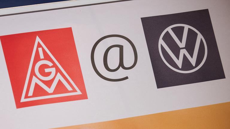 Logos von IG Metall und VW