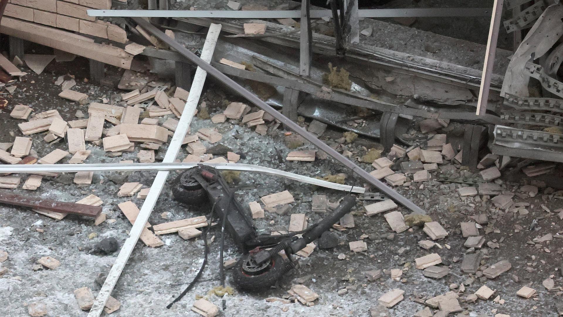 Ein Blick auf einen Explosionsort in Moskau, Russland. Laut einer Erklärung des Untersuchungsausschusses Russlands, wurde der Sprengstoff in einem Elektroroller versteckt
