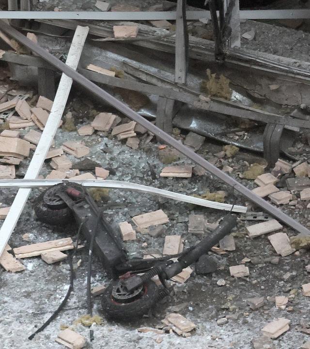 Ein Blick auf einen Explosionsort in Moskau, Russland. Laut einer Erklärung des Untersuchungsausschusses Russlands, wurde der Sprengstoff in einem Elektroroller versteckt