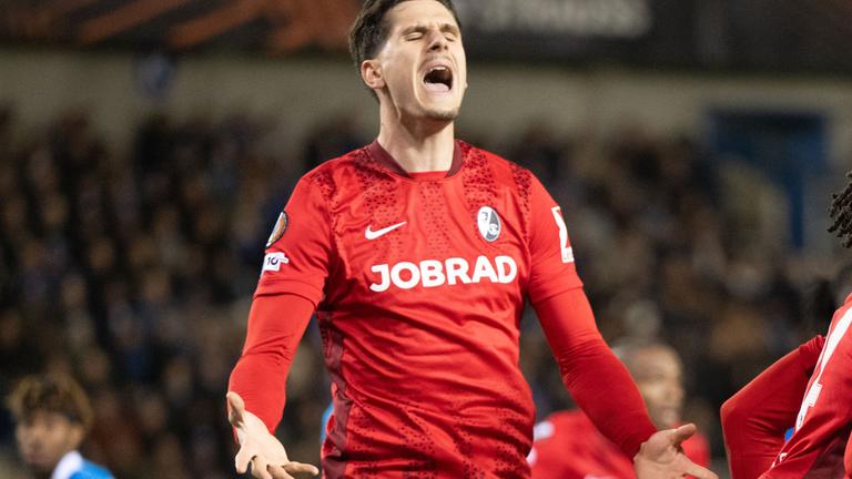 Igor Matanovic (SC Freiburg) ärgert sich über vergebene Torchance am 12.03.2026 in Genk. 