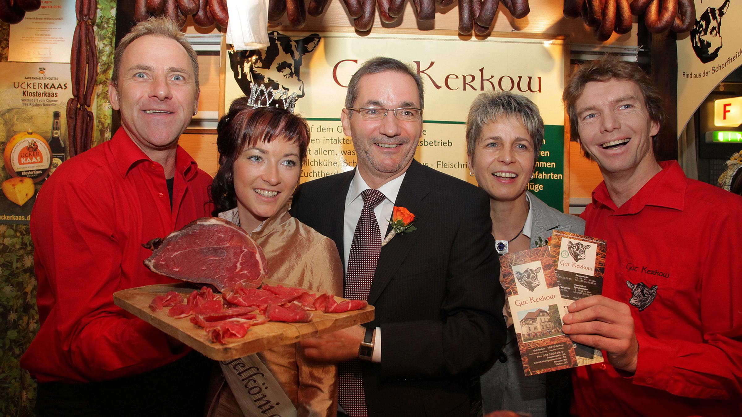 2010, Rundgang Platzeck Matthias Platzeck, Ministerpräsident des Landes Brandenburg und Jutta Lieske, Ministerin für Infrastruktur und Landwirtschaft am Stand des Ausstellers Gut Kerkow