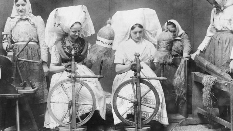 1928, In traditioneller Tracht zeigen Flachspinnerinnen aus dem Spreewald ihr Können