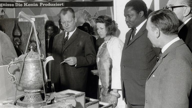 1968, Vizekanzler und Bundesaußenminister Willy Brandt besucht auf seinem Rundgang über die Internationalen Grünen Woche Berlin die Ländergemeinschaftsschau Kenias