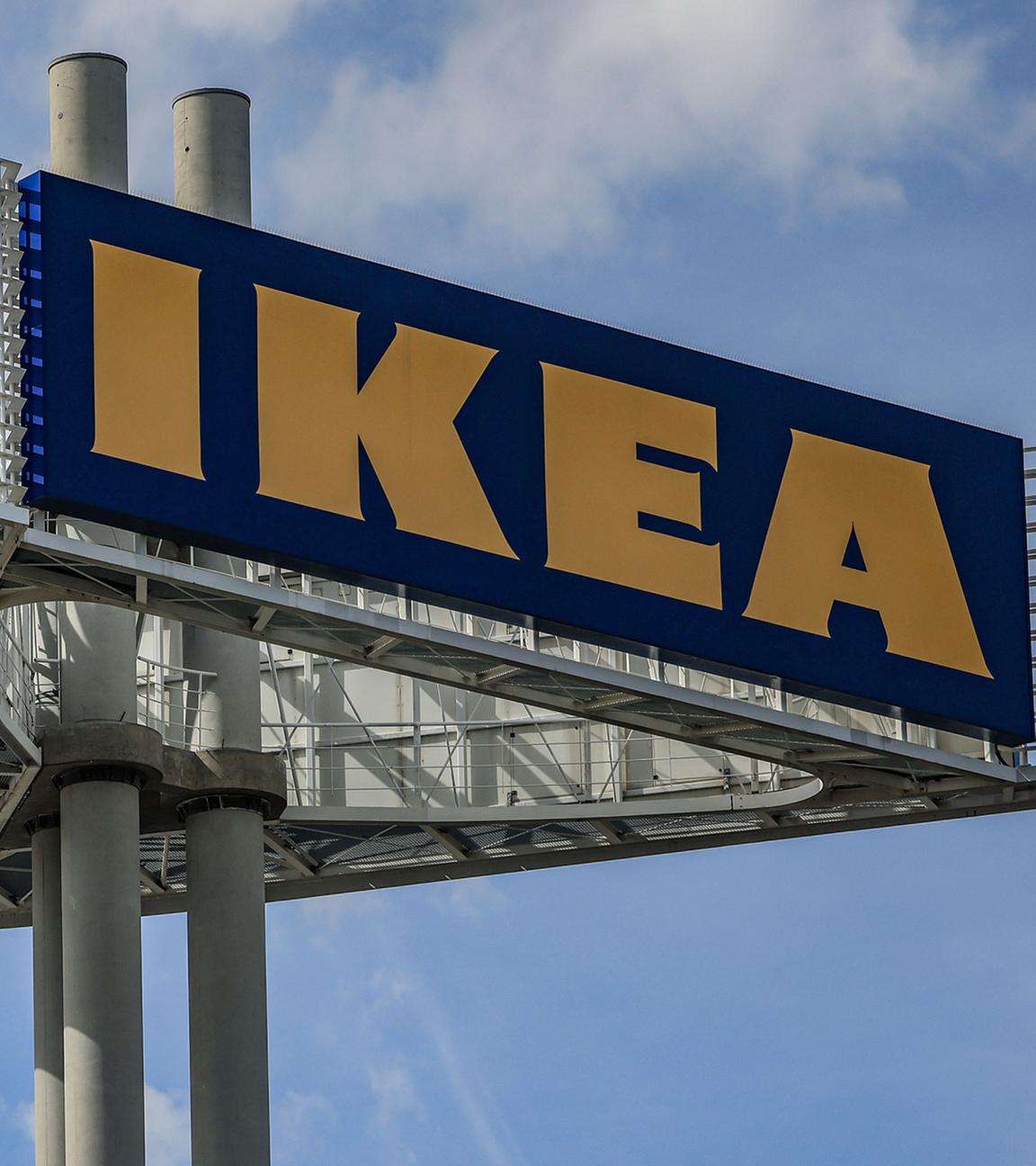 Ein Firmenlogo steht vor der Ikea-Filiale Köln Godorf