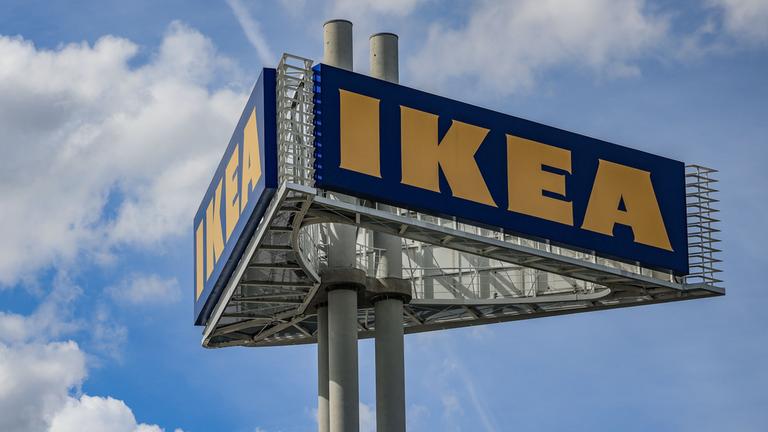 Ein Firmenlogo steht vor der Ikea-Filiale Köln Godorf