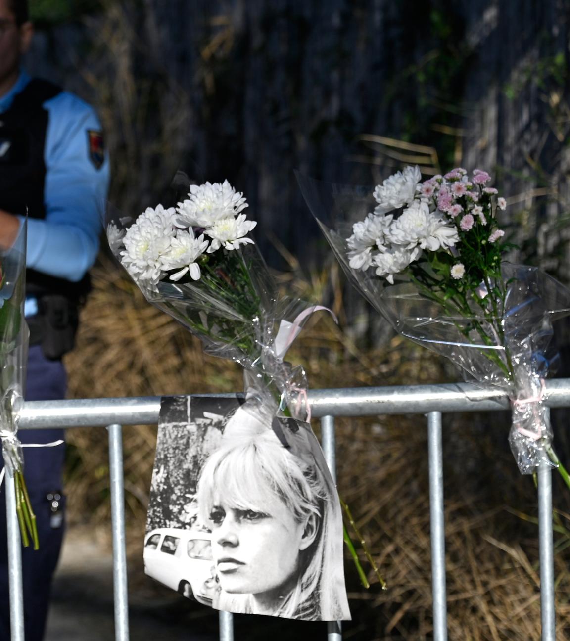 Plakate, die Brigitte Bardot zeigen, hängen an einer Sicherheitsschranke in der Nähe ihres Hauses in Saint-Tropez