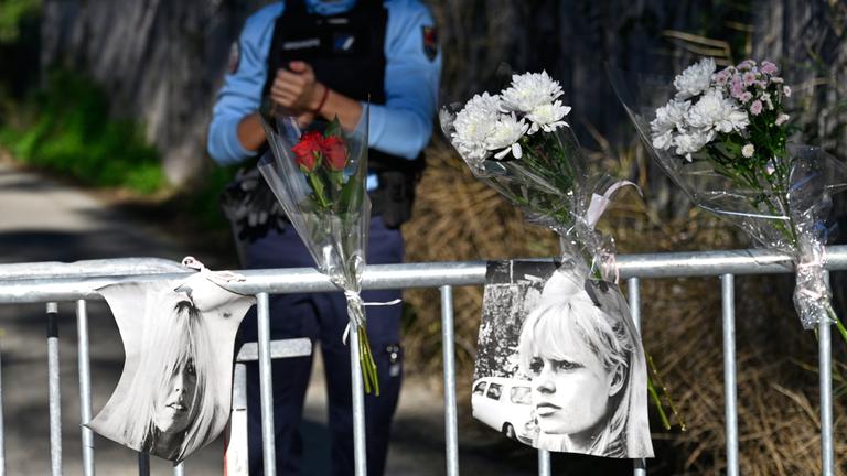 Plakate, die Brigitte Bardot zeigen, hängen an einer Sicherheitsschranke in der Nähe ihres Hauses in Saint-Tropez