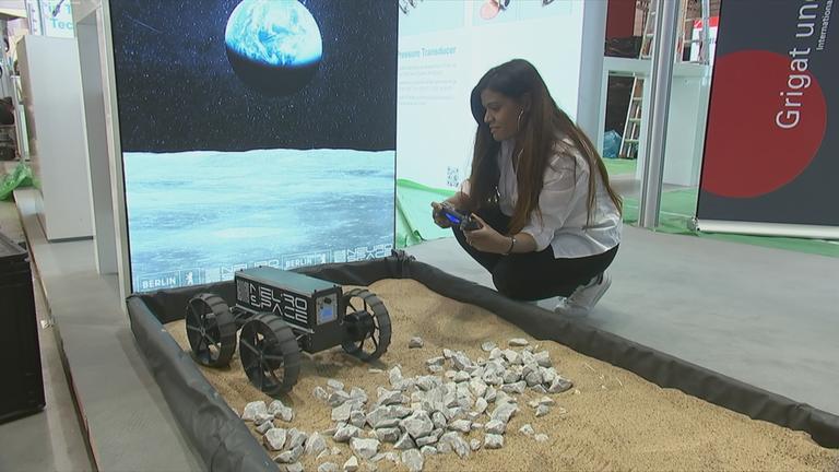 Geschäftsführerin stellt auf der ILA ihren Mondroboter vor.