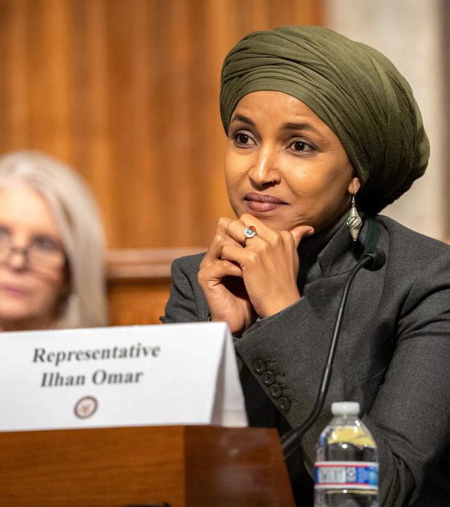 Die Abgeordnete Ilhan Omar (Demokratin aus Minnesota) hört während einer vielbeachteten Anhörung im Kongress auf dem Capitol Hill am Dienstag, dem 22. September 2026, in Washington zu.