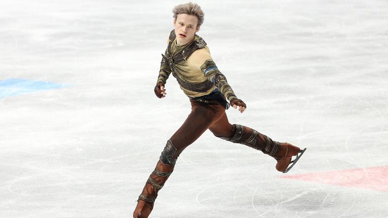 Der US-amerikanische Eiskunstläufer Ilia Malinin während seiner Perfomance bei der Eiskunstlauf-Weltmeisterschaft in Prag