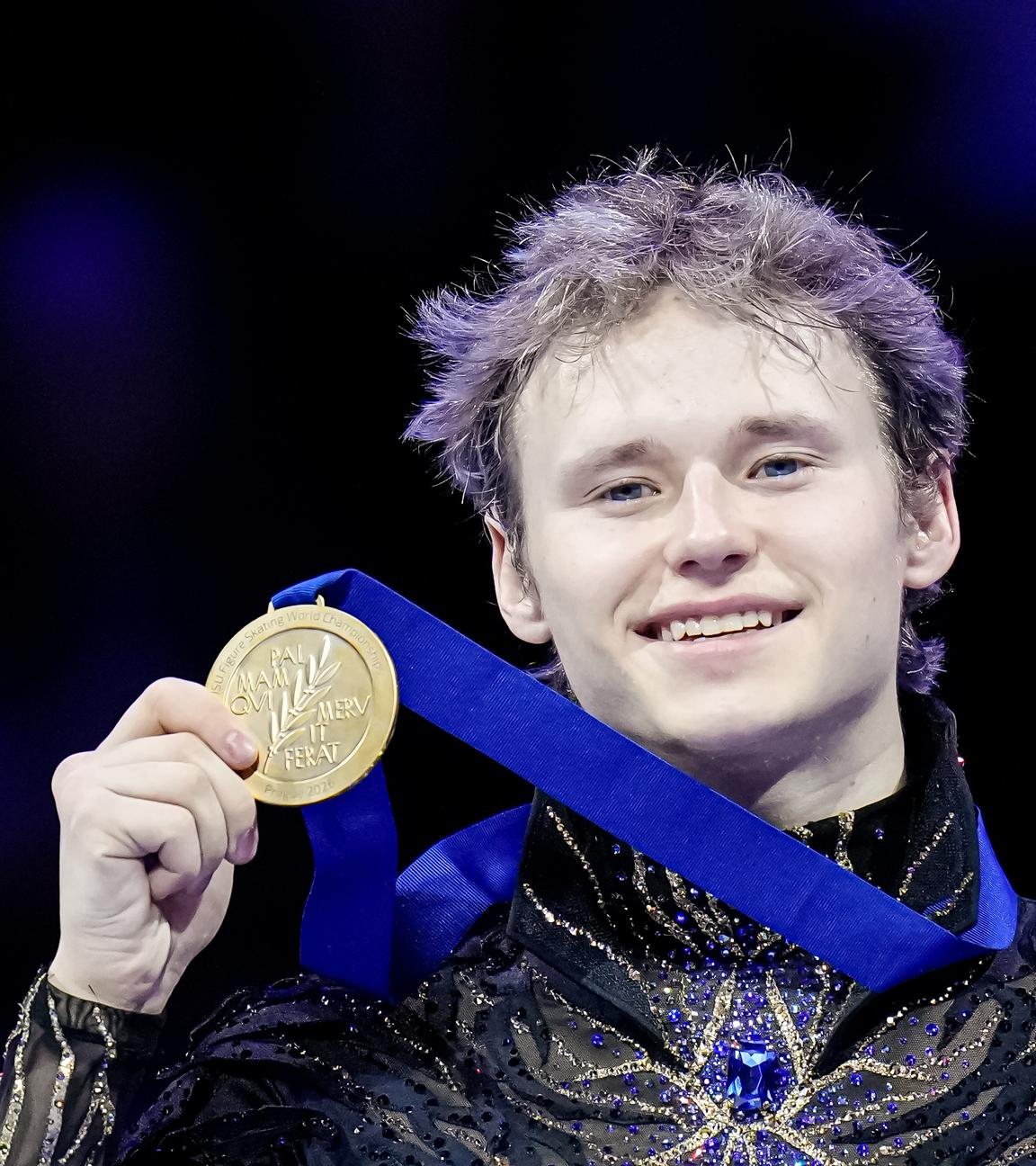 Eiskunstlauf-WM: Ilia Malinin präsentiert seine Goldmedaille