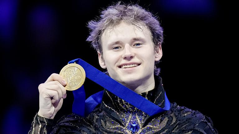 Eiskunstlauf-WM: Ilia Malinin präsentiert seine Goldmedaille