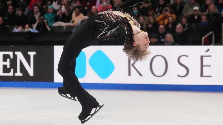 Ilia Malinin springt bei seiner Kür bei der Eiskunstlauf-WM 2025