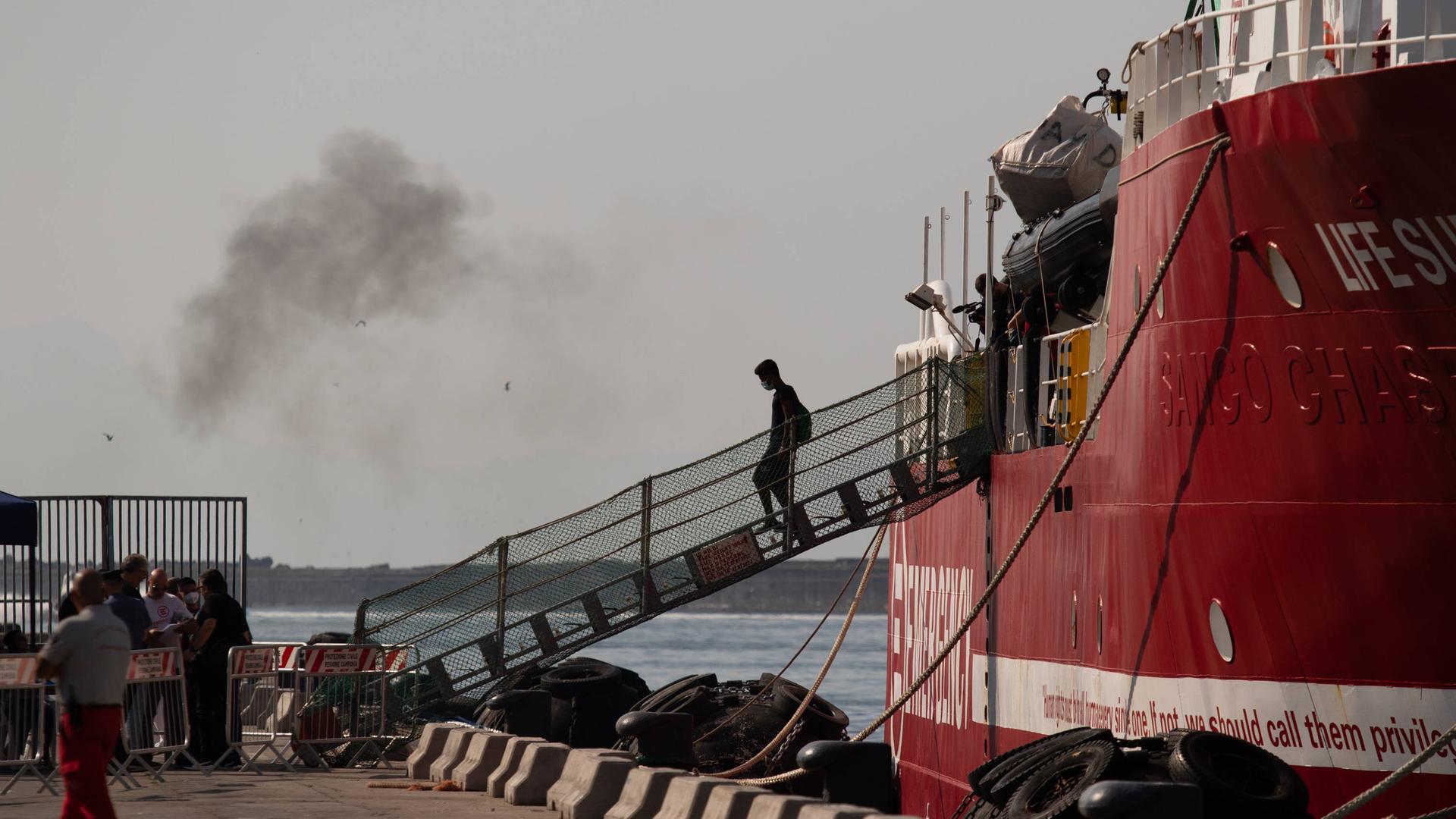 Migranten gehen im Hafen von Neapel von Bord des Rettungsschiffs Emergency Life Support.