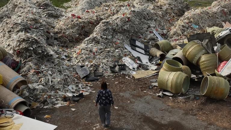 Berge von gehäckseltem Sondermüll auf illegaler Müllhalde
