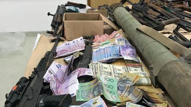 Beschlagnahmte Waffen und Geld von Waffenhändlern aus dem Balkan