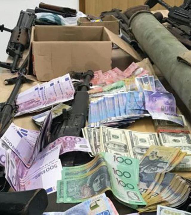 Beschlagnahmte Waffen und Geld von Waffenhändlern aus dem Balkan