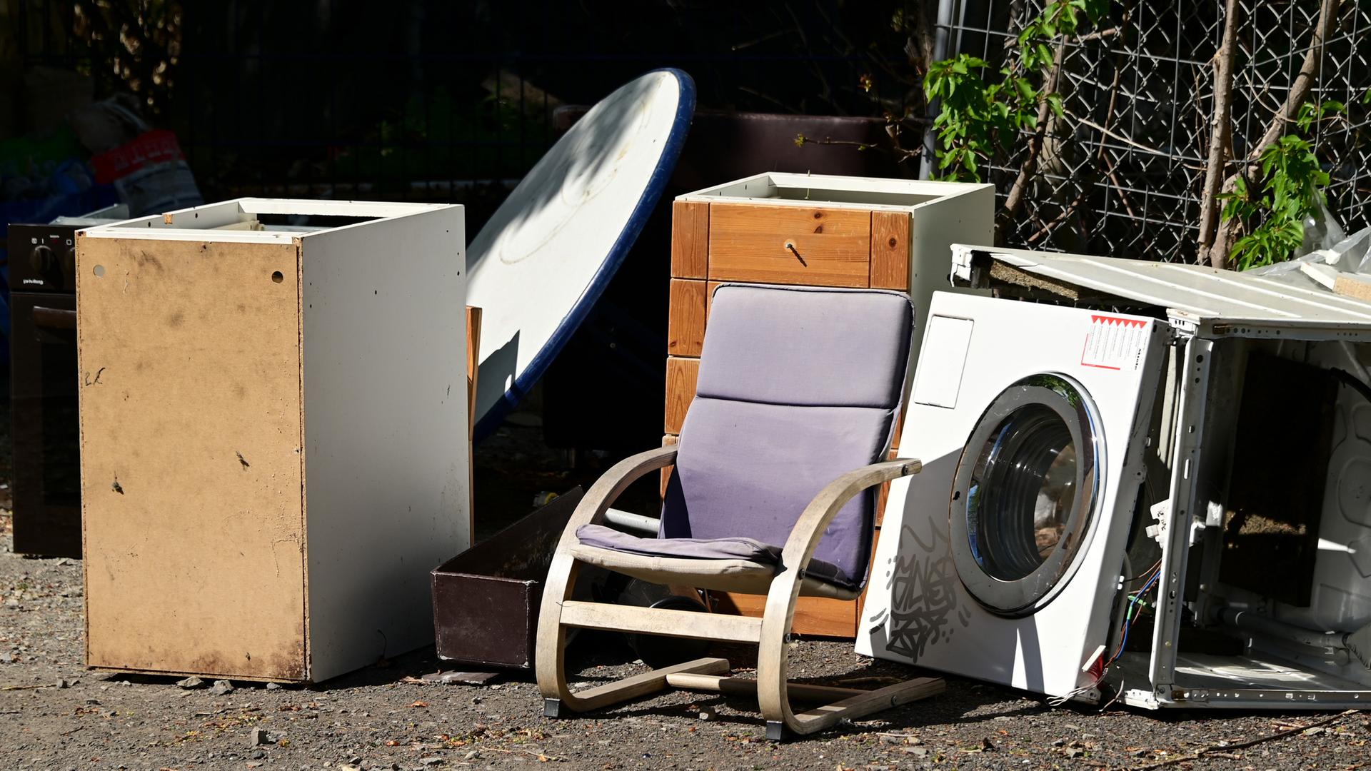 Illegal entsorgter Müll steht in einer Straße. (Archiv)