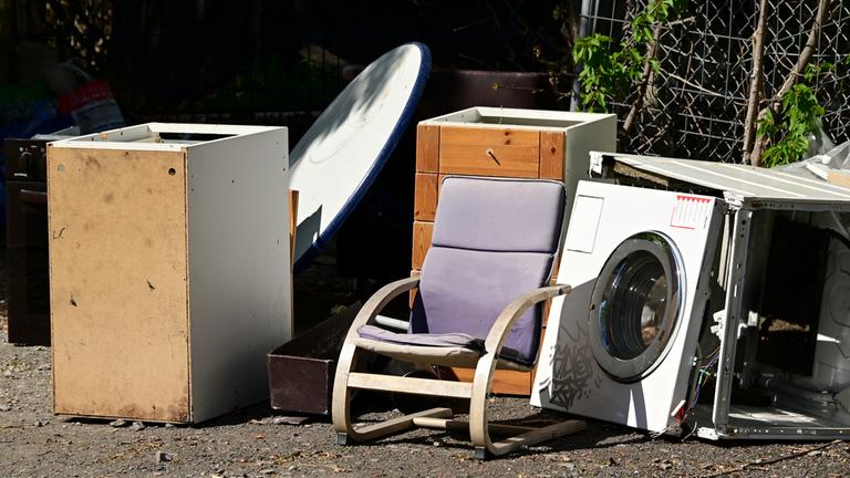 Illegal entsorgter Müll steht in einer Straße. (Archiv)