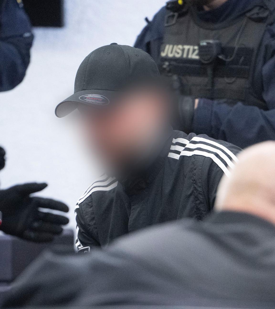 Ein Angeklagter (M), der als Unfallverursacher wegen Mordes zu lebenslanger Haft verurteilt worden ist, sitzt vor der Urteilsverkündung im Prozess wegen Mordes an zwei jungen Frauen in einem Saal des Landgerichts.