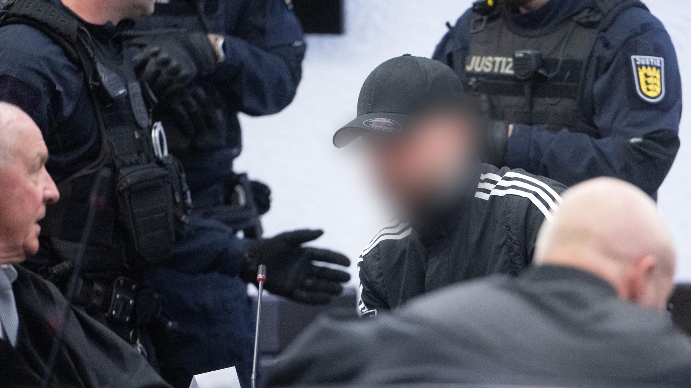 Ein Angeklagter (M), der als Unfallverursacher wegen Mordes zu lebenslanger Haft verurteilt worden ist, sitzt vor der Urteilsverkündung im Prozess wegen Mordes an zwei jungen Frauen in einem Saal des Landgerichts.