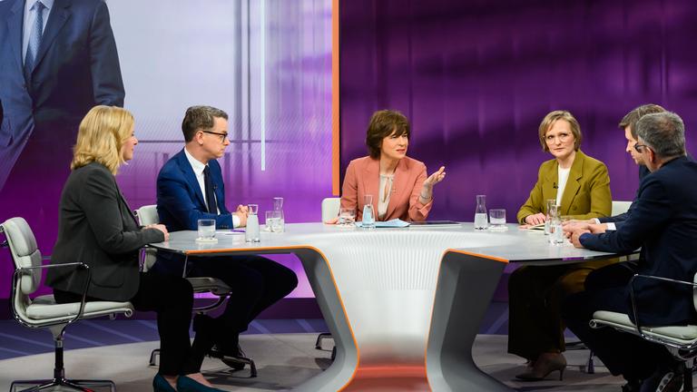 von links: Eva Quadbeck, Carsten Linnemann, Maybrit Illner, Franziska Brantner, Moritz Schularick, Gabor Steingart