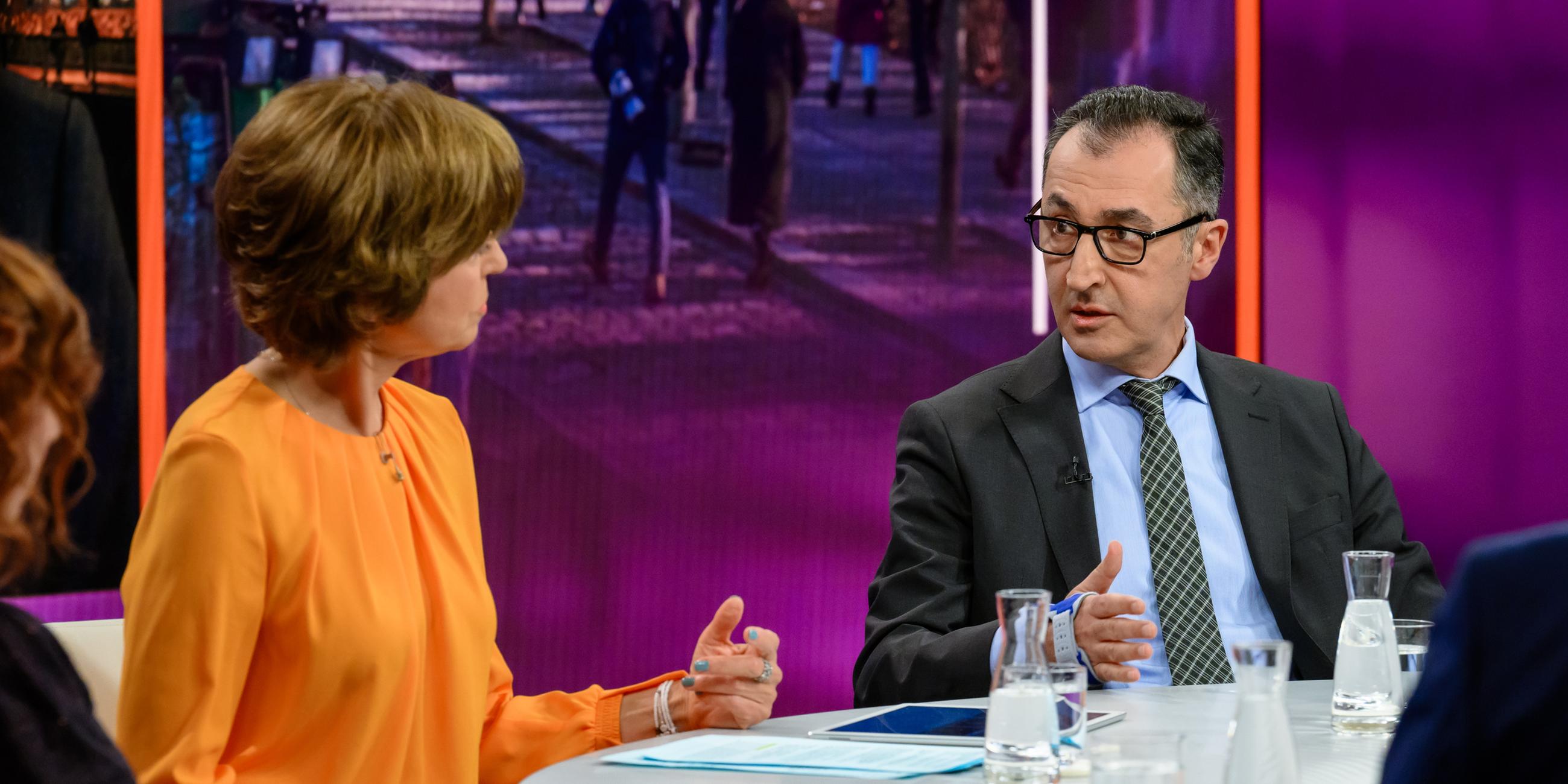 Maybrit Illner und Cem Ãzdemir in ZDF-Sendung "maybrit illner" am 11.01.2024