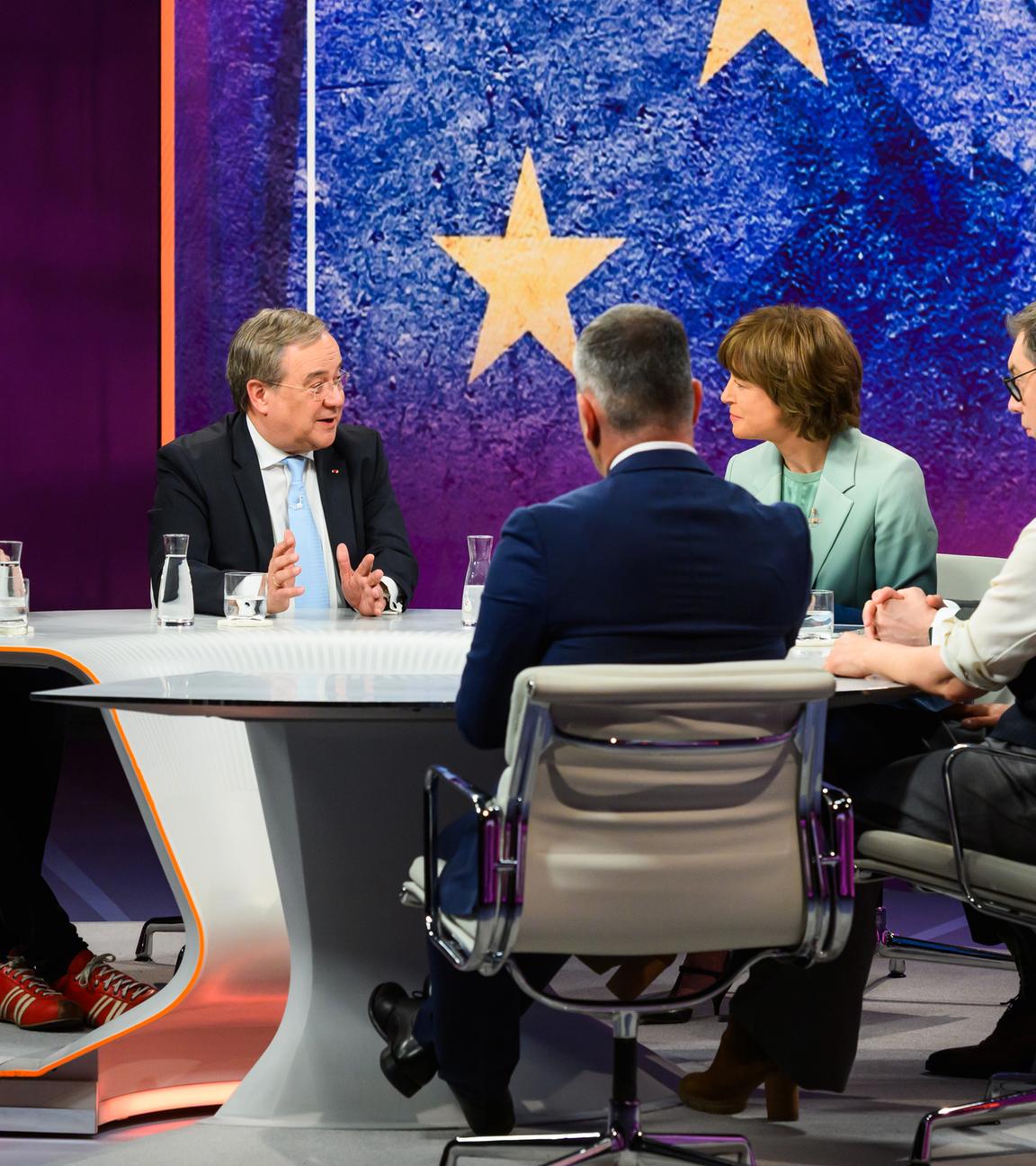 von links: Amin Coerper, Armin Laschet, Maybrit Illner, Oleksii Makeiev, Nicole Deitelhoff, Gustav Gressel