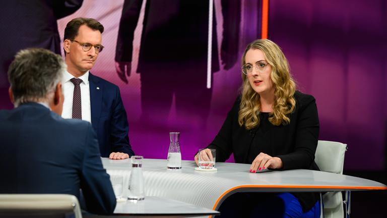 NRW-Ministerpräsident Hendrik Wüst hört Grünen-Fraktionschefin Katharina Dröge bei "maybrit illner" zu.
