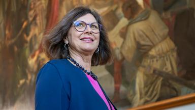 Ilse Aigner steht vor einem Bild im Bayerischen Landtag in München.