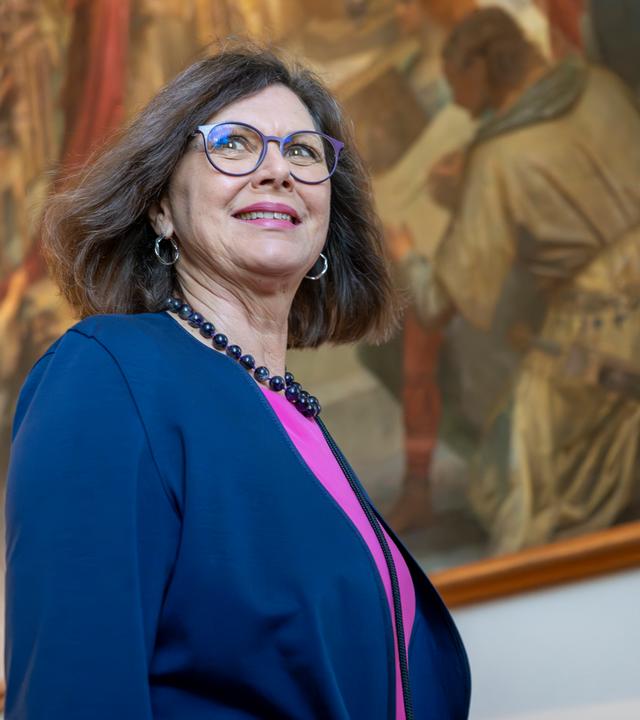 Ilse Aigner steht vor einem Bild im Bayerischen Landtag in München.
