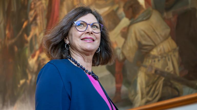Ilse Aigner steht vor einem Bild im Bayerischen Landtag in München.
