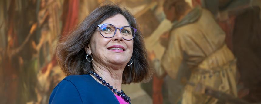 Ilse Aigner steht vor einem Bild im Bayerischen Landtag in München.