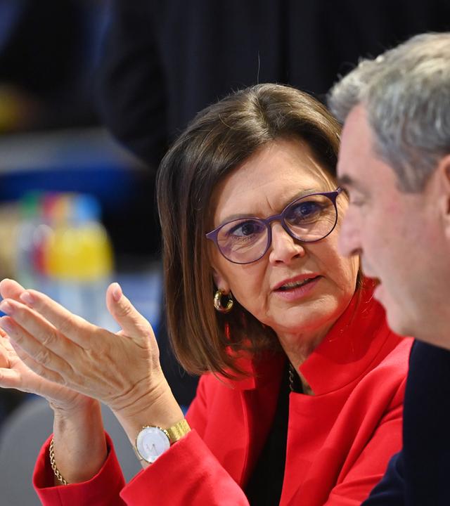 Das Bild zeigt die bayerische Landtagspräsidentin Ilse Aigner (CSU) und CSU-Chef Markus Söder beim Parteitag in München.