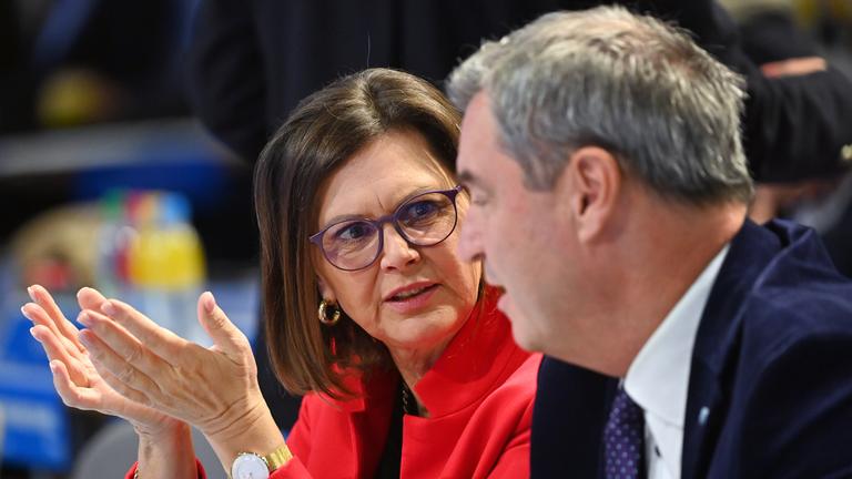 Das Bild zeigt die bayerische Landtagspräsidentin Ilse Aigner (CSU) und CSU-Chef Markus Söder beim Parteitag in München.