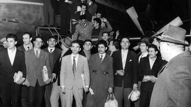 Archiv:55 tuerkische gastarbeiter kommen am 27.11.1961 auf dem flughafen in duesseldorf an. sie sind die ersten von 400 bergleuten aus der tuerkei, die sich fuer ein jahr arbeit in deutschland verpflichtet haben.