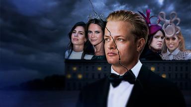 Vor dem Hintergrund eines Palasts im Mondschein, sieht man ganz im Vordergrund Marius Borg Hoiby aus Norwegen. Links daneben Charlotte Casiragi und Madeleine von Schweden. Rechts von ihm sieht man die York Schwestern Beatrice und Eugenie. 