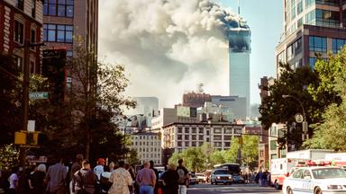 Die Twin Towers in New York kurz nach dem Einschlag des Flugzeuges am 11. September 2001