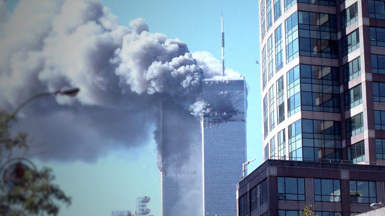 Die Twin Towers in New York kurz nach dem Einschlag des Flugzeuges am 11. September 2001