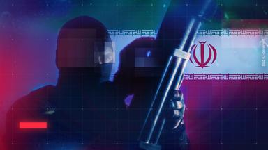 Montage: Nachgestellte Szene KI-gestützt - Vermummter, schwarz gekleideter Mann präpariert Waffe (Vordergund links), Iran-Flagge (Hintergrund rechts), darüber grafisches Raster-Overlay