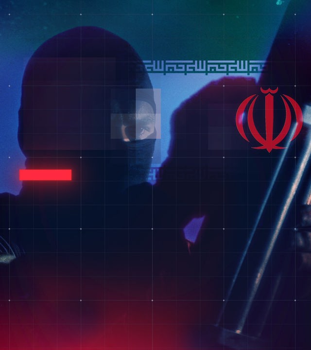 Montage: Nachgestellte Szene KI-gestützt - Vermummter, schwarz gekleideter Mann präpariert Waffe (Vordergund links), Iran-Flagge (Hintergrund rechts), darüber grafisches Raster-Overlay